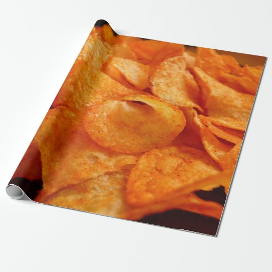 Sluiten van sappige, knapperige chips op zwart bor cadeaupapier (Uitgerold)