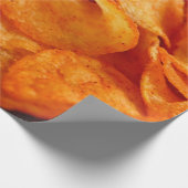 Sluiten van sappige, knapperige chips op zwart bor cadeaupapier (Hoek)