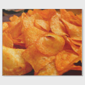 Sluiten van sappige, knapperige chips op zwart bor cadeaupapier (Vlak)