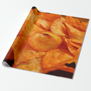 Sluiten van sappige, knapperige chips op zwart bor cadeaupapier