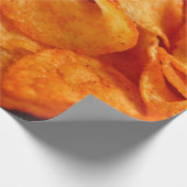 Sluiten van sappige, knapperige chips op zwart bor cadeaupapier (Hoek)