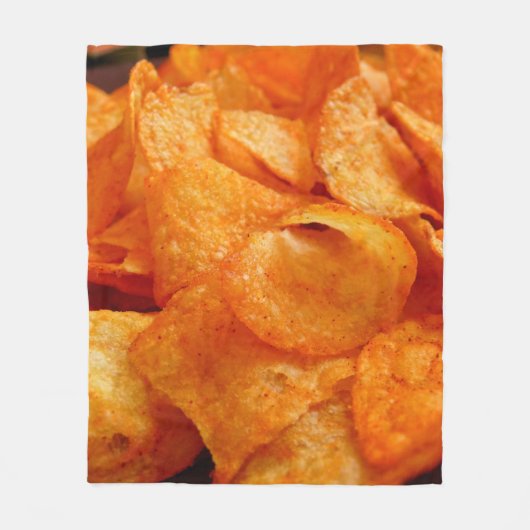 Sluiten van sappige, knapperige chips op zwart bor fleece deken (Voorkant)