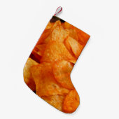 Sluiten van sappige, knapperige chips op zwart bor kleine kerstsok (Voorkant (Hangend))