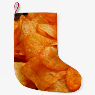 Sluiten van sappige, knapperige chips op zwart bor kleine kerstsok
