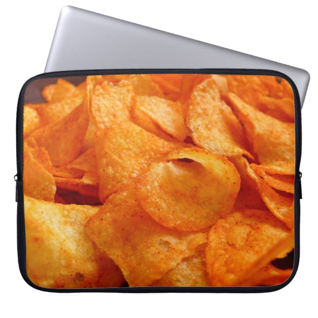 Sluiten van sappige, knapperige chips op zwart bor laptop sleeve (Voorkant)