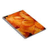 Sluiten van sappige, knapperige chips op zwart bor notitieboek (Rechterzijde)