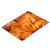 Sluiten van sappige, knapperige chips op zwart bor notitieboek (Linkerzijde)