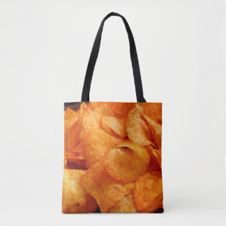 Sluiten van sappige, knapperige chips op zwart bor tote bag
