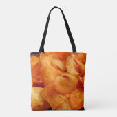 Sluiten van sappige, knapperige chips op zwart bor tote bag (Achterkant)