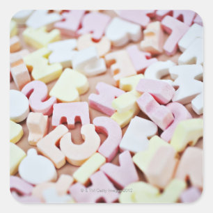 Sluiten van trillend snoep alfabet vierkante sticker