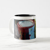 Sluiten van vier verfblikjes tweekleurige koffiemok (Voorkant links)