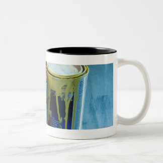 Sluiten van vier verfblikjes tweekleurige koffiemok