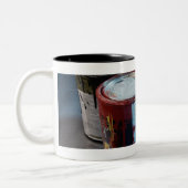 Sluiten van vier verfblikjes tweekleurige koffiemok (Links)