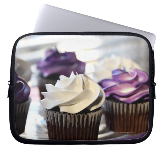 Sluiting van cupcakes met selectieve focus op laptop sleeve (Voorkant)