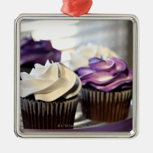 Sluiting van cupcakes met selectieve focus op metalen ornament
