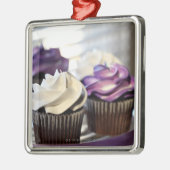 Sluiting van cupcakes met selectieve focus op metalen ornament (Links)