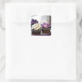Sluiting van cupcakes met selectieve focus op vierkante sticker (Tas)