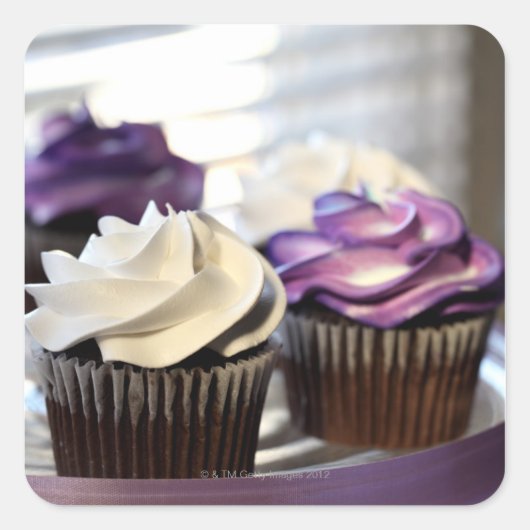 Sluiting van cupcakes met selectieve focus op vierkante sticker (Voorkant)