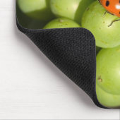 Sluiting van damestoornis op groene Pinot Noir dru Muismat (Hoek)