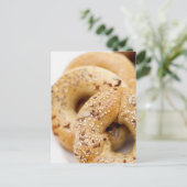 Sluiting van de betrokken bagels op een bord briefkaart (Staand voorkant)