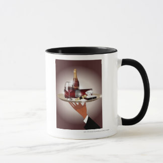 Sluiting van de hand van een ober die een bakje va mok