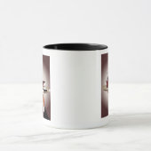 Sluiting van de hand van een ober die een bakje va mok (Midden)