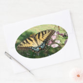 Sluiting van de tijger-swallowtail naast Cleome Ovale Sticker (Envelop)