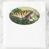 Sluiting van de tijger-swallowtail naast Cleome Ovale Sticker (Tas)