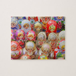 Sluiting van de traditionele Russische nestpoppen Legpuzzel