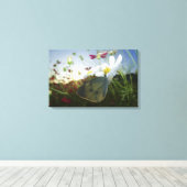 Sluiting van de vlinder op bloemen canvas afdruk (Insitu (Houten vloer))
