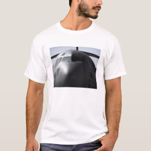 Sluiting van de voorzijde van een C-17 Globemaster T-shirt