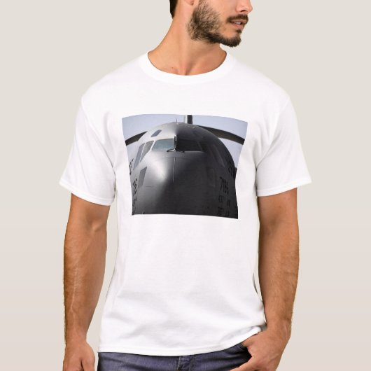 Sluiting van de voorzijde van een C-17 Globemaster T-shirt (Voorkant)