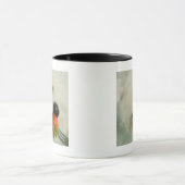 Sluiting van een Bichon Frise die een aardbei eet Mok (Midden)