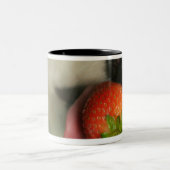 Sluiting van een Bichon Frise die een aardbei eet Tweekleurige Koffiemok (Center)