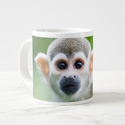 Sluiting van een Common Squirrel Monkey Grote Koffiekop (Links)