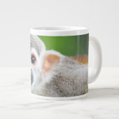 Sluiting van een Common Squirrel Monkey Grote Koffiekop (Voorkant rechts)