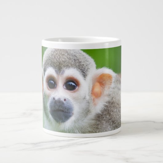Sluiting van een Common Squirrel Monkey Grote Koffiekop (Voorkant)