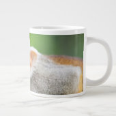 Sluiting van een Common Squirrel Monkey Grote Koffiekop (Rechts)