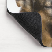 Sluiting van een Duitse herder die zijn neus likt Muismat (Hoek)