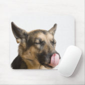 Sluiting van een Duitse herder die zijn neus likt Muismat (Met muis)