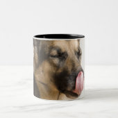 Sluiting van een Duitse herder die zijn neus likt Tweekleurige Koffiemok (Center)