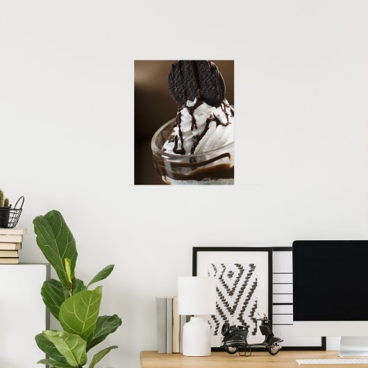 Sluiting van een glas chocolade sundae poster (Thuiskantoor)
