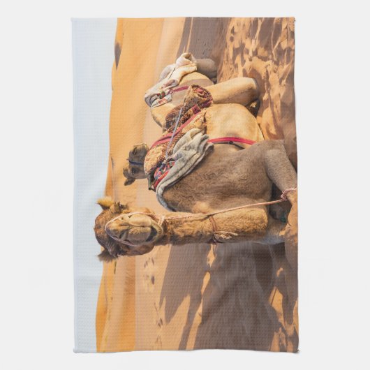 Sluiting van een grappige kameel in de woestijn va theedoek (Verticaal)