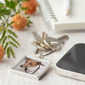 Sluiting van een hond die een stropdas aandoet sleutelhanger (Zijkant)