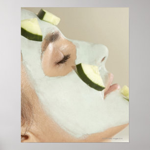 Sluiting van een jonge vrouw met een gezichtsmaske poster