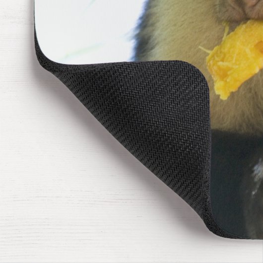 Sluiting van een kapucijnaap die een vrucht eet muismat (Hoek)