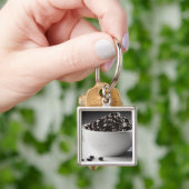 Sluiting van een kom vol koffiebonen sleutelhanger (Hand)