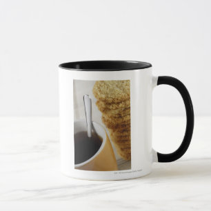 Sluiting van een kop koffie met koekjes