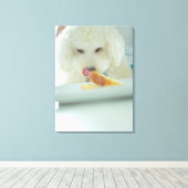 Sluiting van een minipoedel die voedsel eet canvas afdruk (Insitu (Houten vloer))