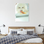 Sluiting van een minipoedel die voedsel eet canvas afdruk (Insitu (Slaapkamer))